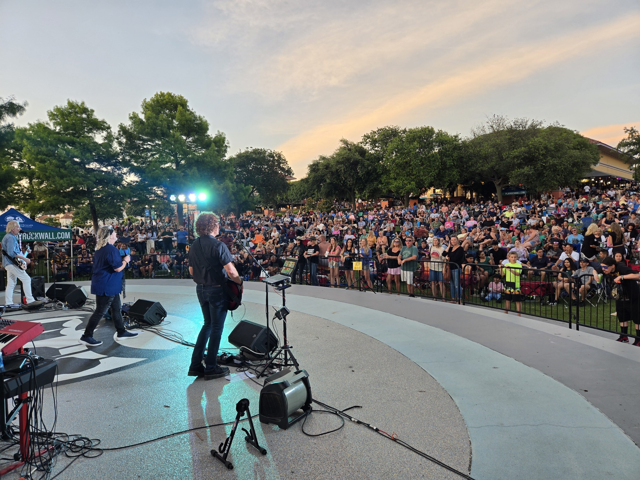dodies rockwall at the harbor cajun restaurant patio pick up drinks concert by the lake to-go live music free