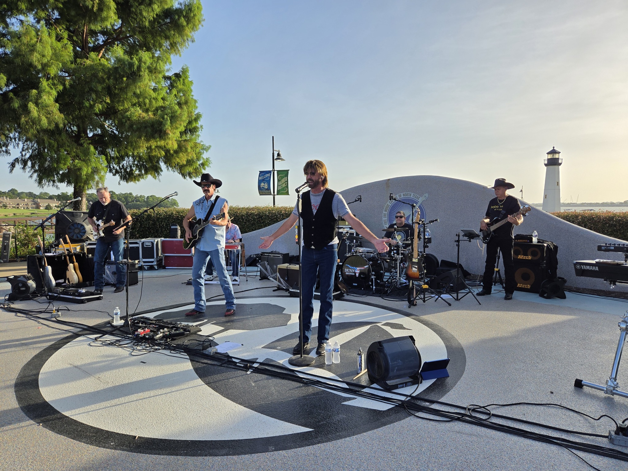 dodies rockwall at the harbor cajun restaurant patio pick up drinks concert by the lake to-go live music free