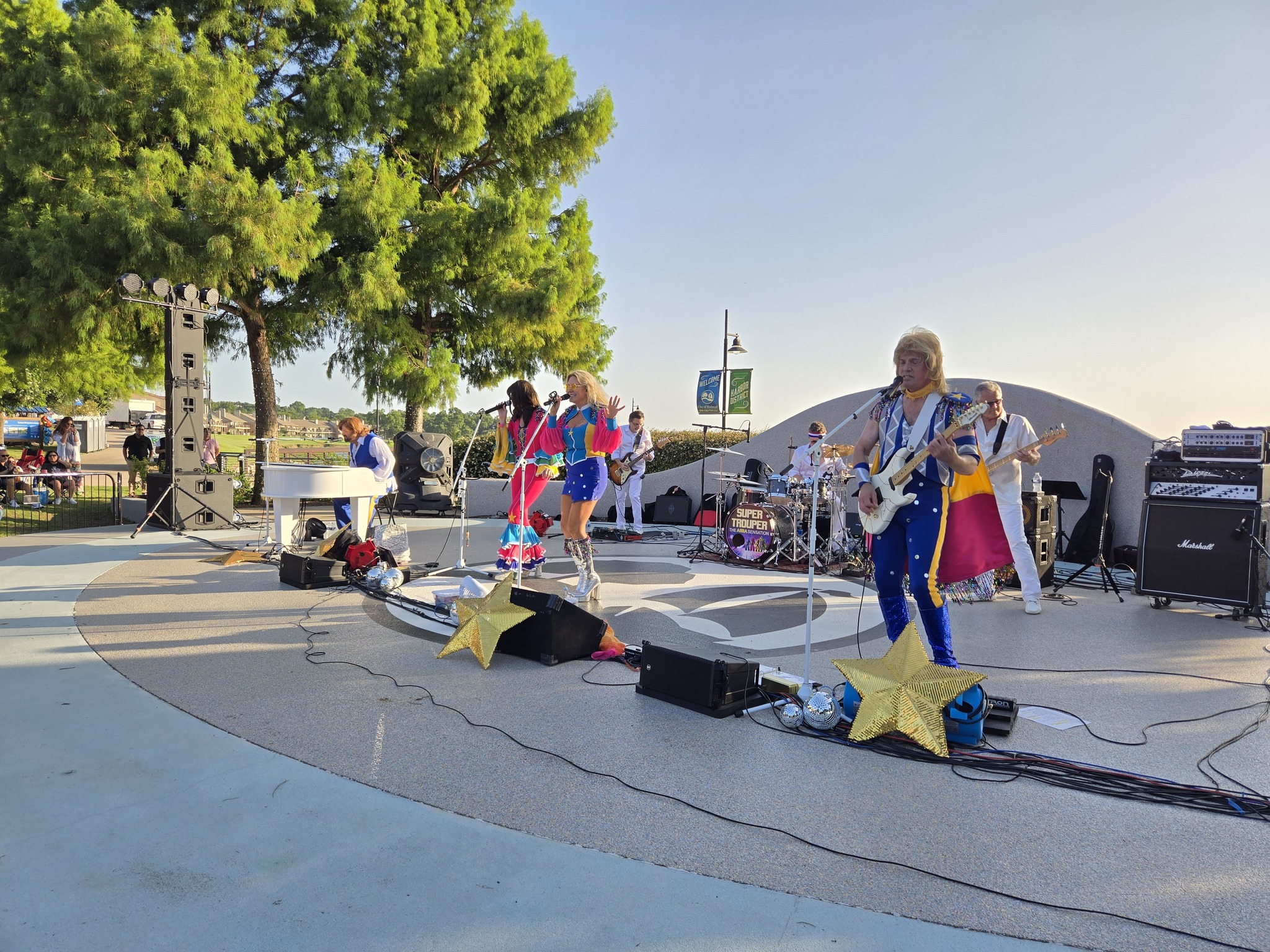 dodies rockwall at the harbor cajun restaurant patio pick up drinks concert by the lake to-go live music free