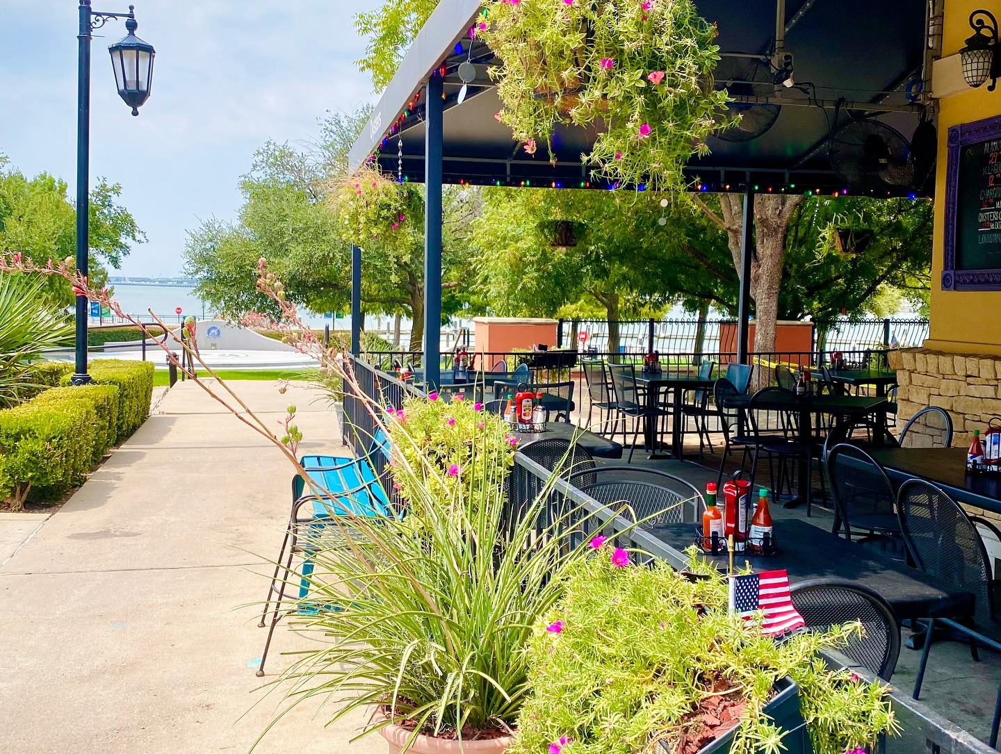 dodies rockwall at the harbor cajun restaurant patio pick up drinks concert by the lake to-go live music free