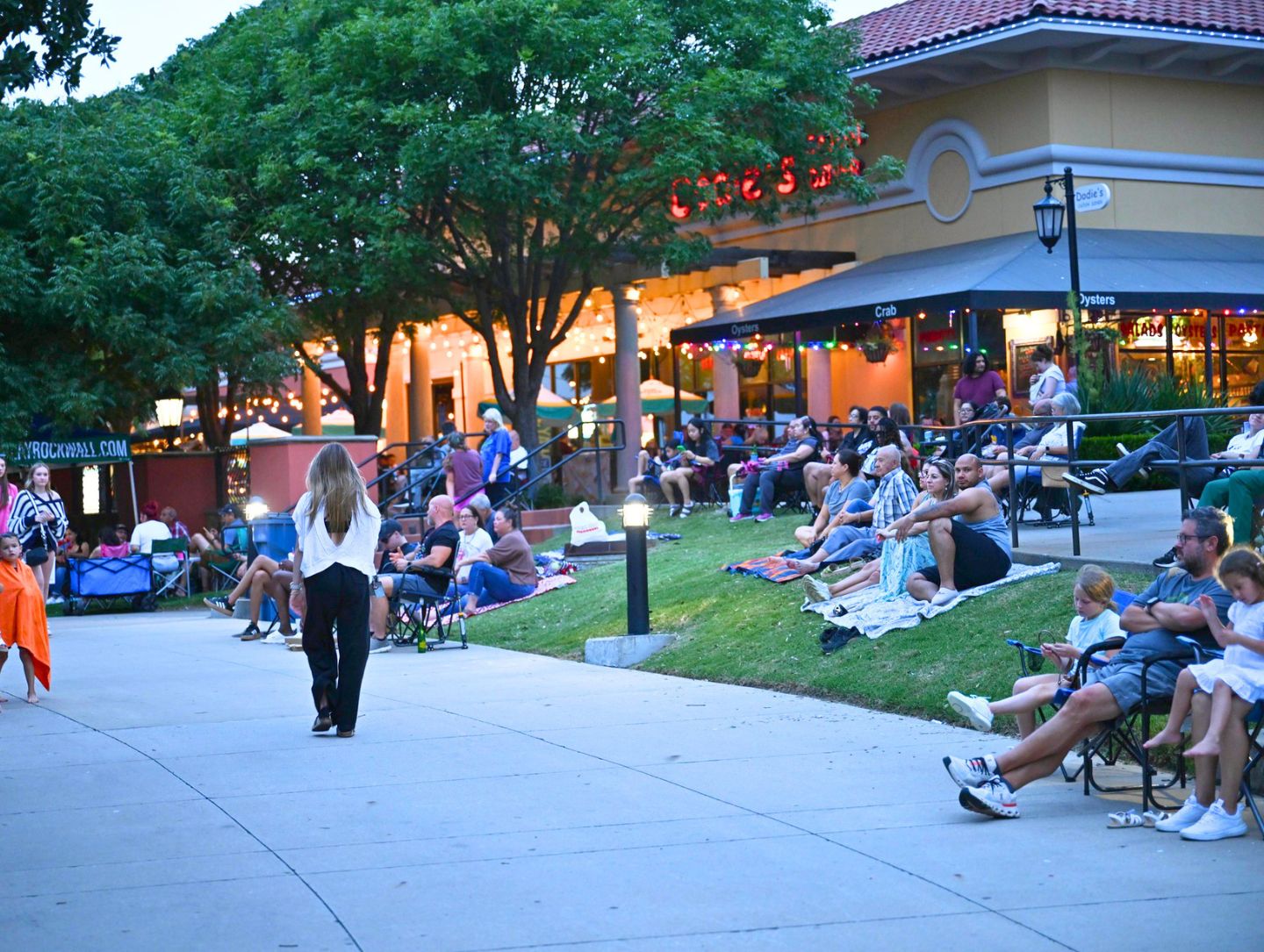 dodies rockwall at the harbor cajun restaurant patio pick up drinks concert by the lake to-go live music free