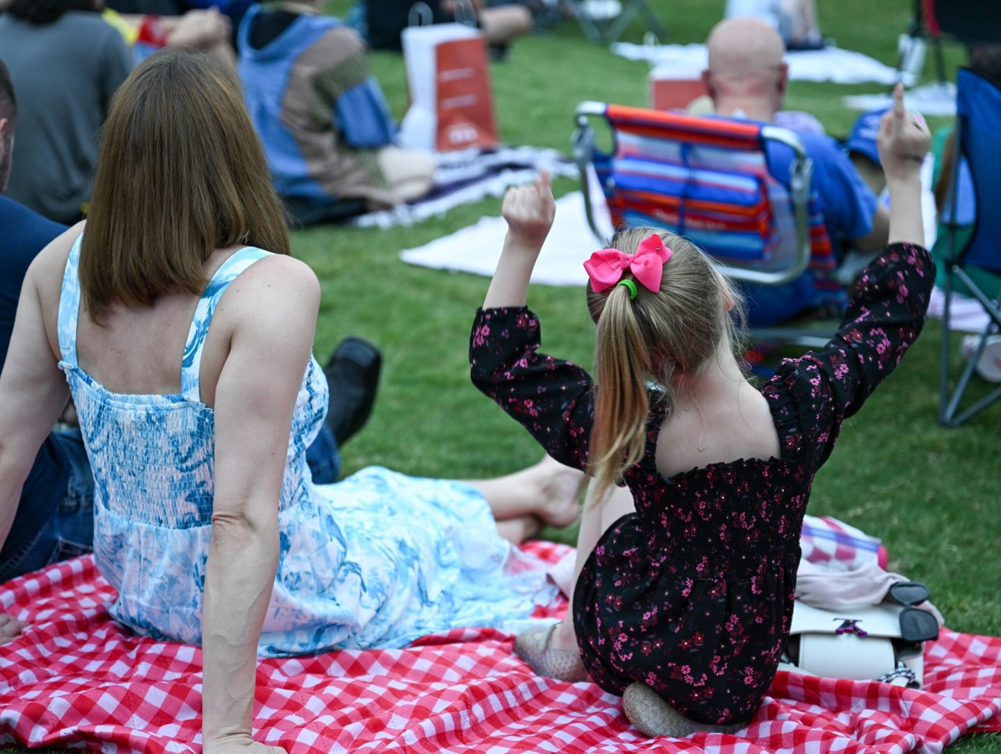 dodies rockwall at the harbor cajun restaurant patio pick up drinks concert by the lake to-go live music free